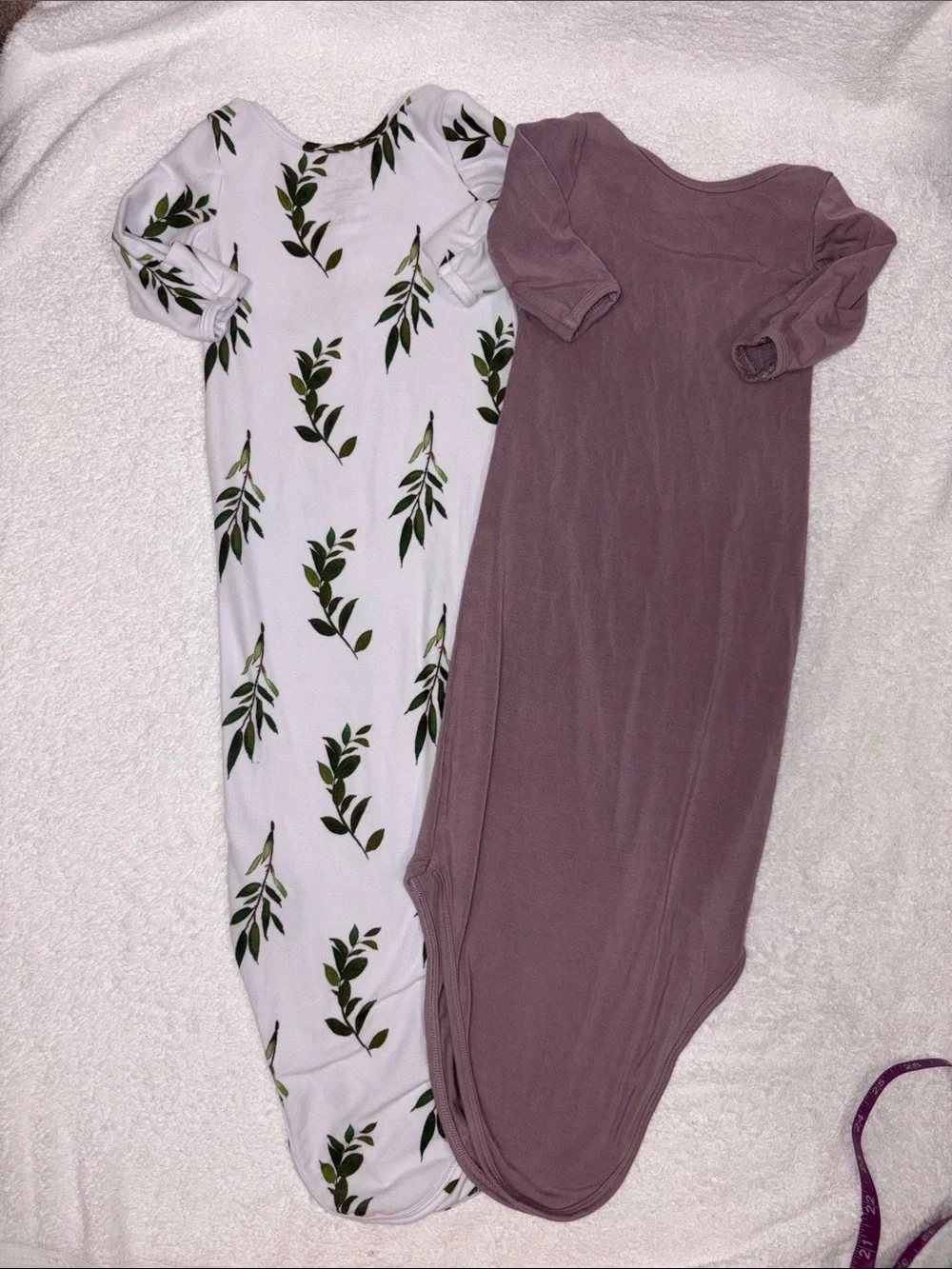 Caden Lane Mauve and White Leaf Print Knotted Sleep Gowns 0/3m